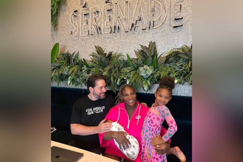 Serena bersama ahli keluarga baharunya.