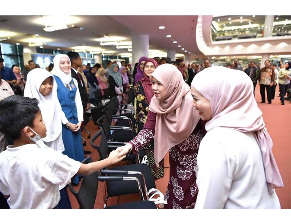 Fadhlina berbual dengan salah seorang pelajar semasa majlis pelancaran Laporan Tahunan 2022 PPPM di Perpustakaan Raja Tun Uda, Shah Alam pada Selasa.