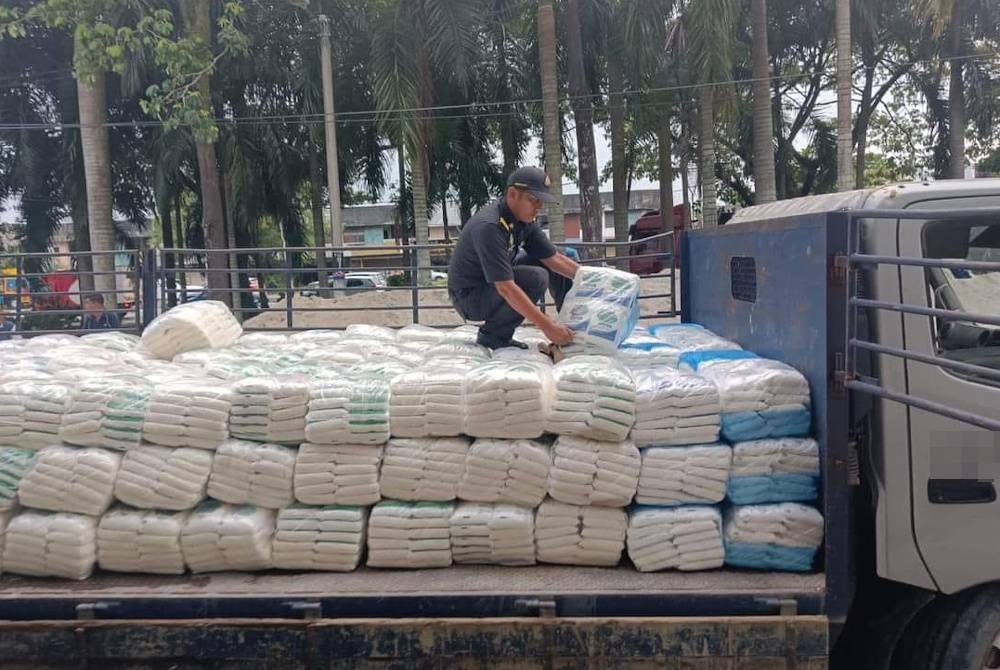 KPDN Perak menyerbu sebuah premis perniagaan yang menjual barang kawalan tanpa lesen di Taman Kurau Mutiara dekat Batu Kurau pada Selasa. - Foto KPDN Perak