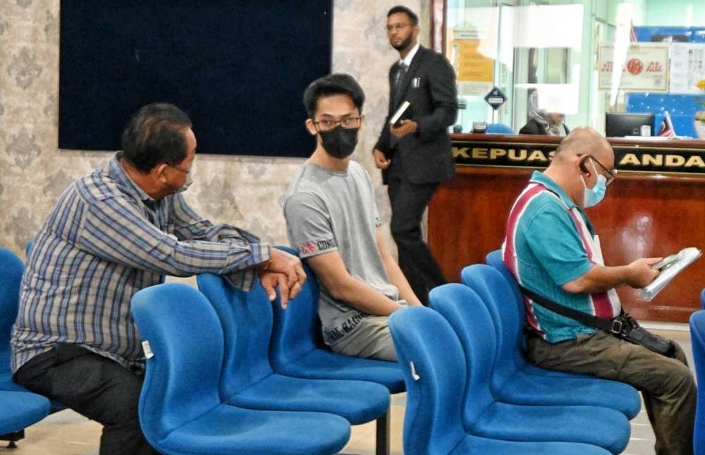 Ketiga-tiga OKS sedang menunggu giliran untuk membayar denda di Mahkamah Sesyen pada Rabu.