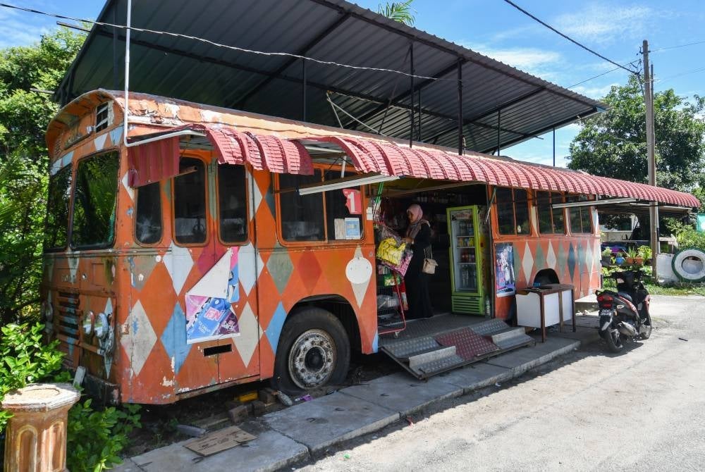 Idea seorang peniaga mengubah suai sebuah bas lama menjadi kedai runcit telah memberi nafas baharu kepada kenderaan tersebut. - Foto Bernama