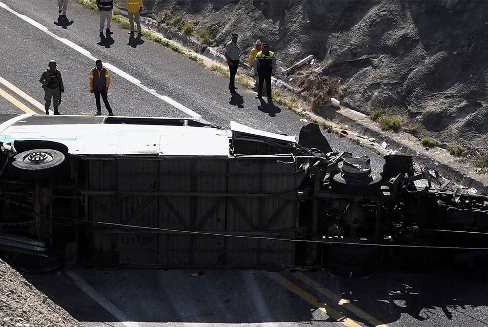 Kemalangan bas di Oaxaca di selatan Mexico menyebabkan sekurang-kurangnya 16 orang terbunuh manakala 36 lagi cedera. - Foto EPA