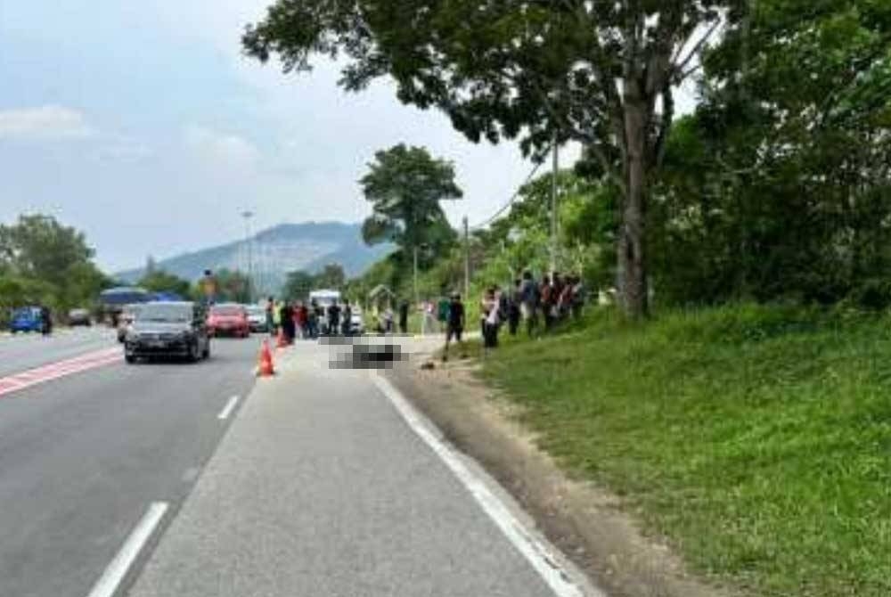 Keadaan di lokasi kemalangan motosikal di kilometer 37 Jalan Kuala Lumpur - Ipoh pada Rabu.