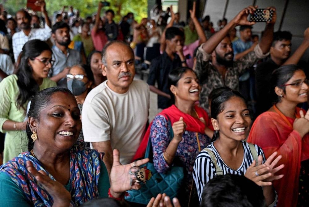 Rakyat India meraikan kejayaan Chandrayaan-3 mendarat di kutub selatan bulan. Foto AFP