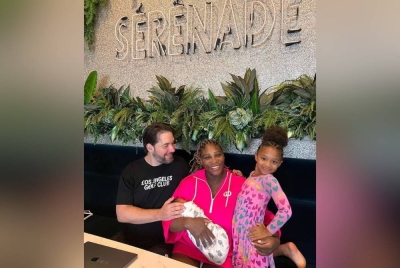 Serena bersama ahli keluarga baharunya.