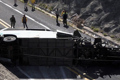 Kemalangan bas di Oaxaca di selatan Mexico menyebabkan sekurang-kurangnya 16 orang terbunuh manakala 36 lagi cedera. - Foto EPA