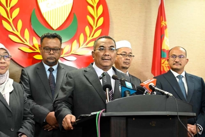 Muhammad Sanusi (tengah) ketika sidang akhbar di Wisma Darul Aman pada Rabu.