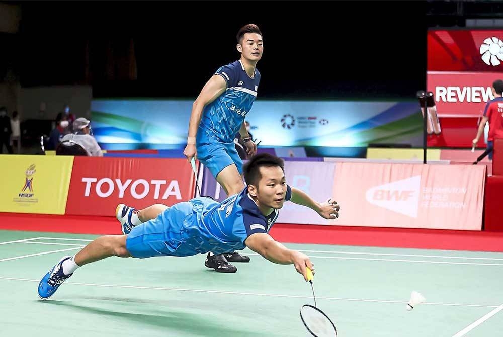 Lee Yang (depan) dan Chi Lin mara ke pusingan ketiga setelah menundukkan pasangan Jepun. - Foto: Agensi