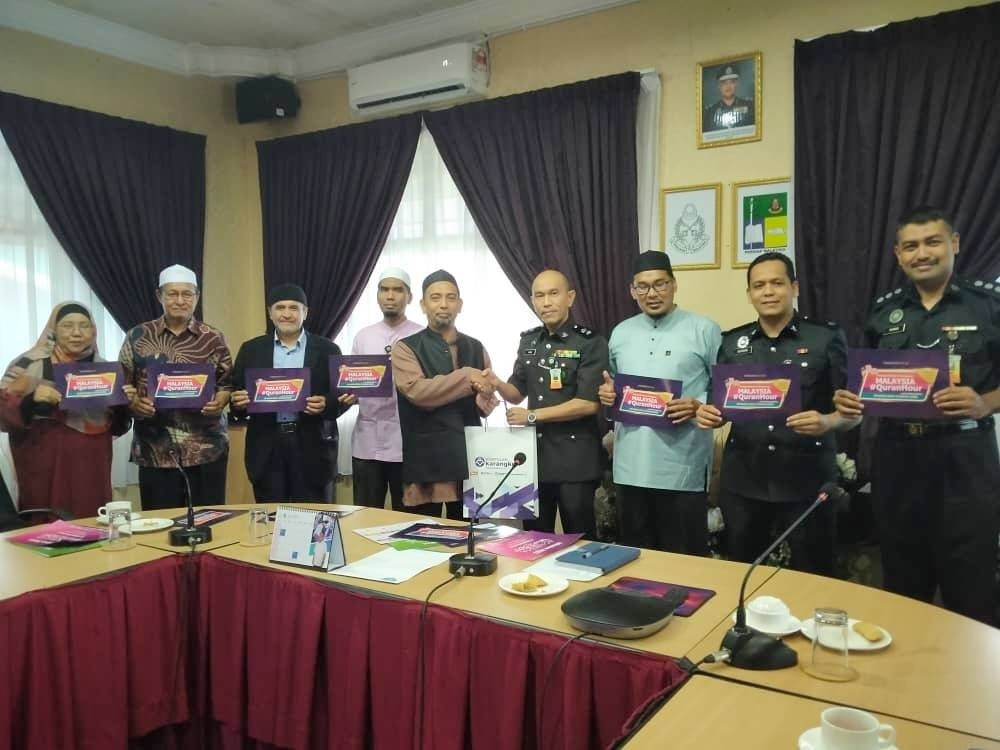 Mohd Rozamli (tiga dari kanan) bersama kakitangan Penjara Penor bagi menjayakan penganjuran Malaysia #QuranHour di Pahang.
