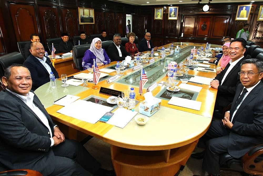 Aminuddin (depan) bersama barisan Exco Negeri Sembilan seelpad mengadakan Mesyuarat Pertama.