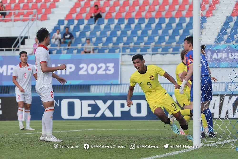 Alif Ikmalrizal (kanan) meledak jaringan untuk skuad Harimau Muda ketika berdepan Vietnam dalam aksi separuh akhir Kejuaraan B-23 AFF 2023 di Stadium Rayong Provincial, Thailand pada Khamis. - Foto Football Association of Malaysia