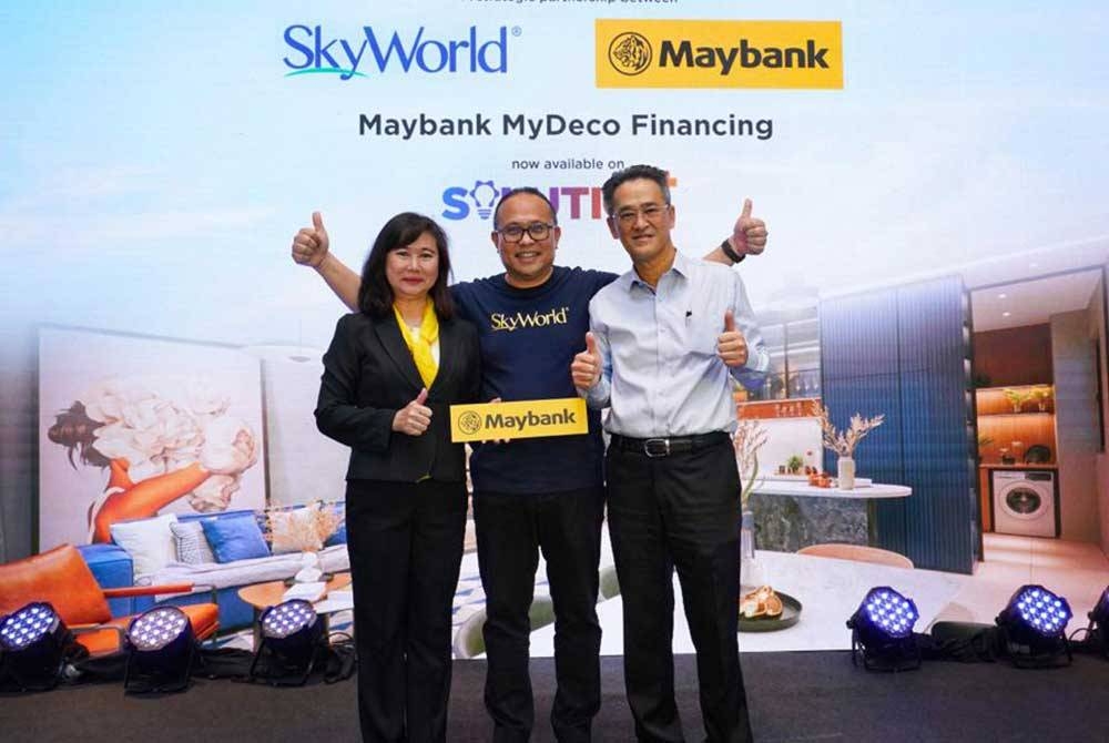 Dari kiri Tracy, Chee Seng dan Pengarah Serantau untuk Wilayah FT Maybank, Alan Ng ketika majlis kerjasama di SkySierra Residences, (The Valley), Setiawangsa, Kuala Lumpur.