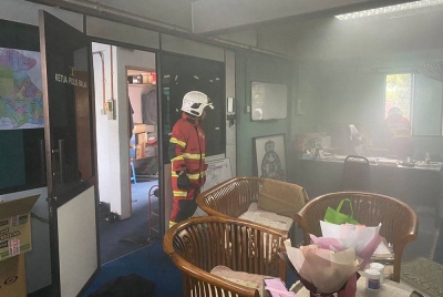 Anggota bomba melakukan pemeriksaan di tempat kejadian.