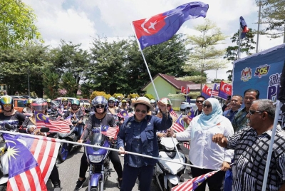 Azalina ketika melepaskan konvoi 'Kelab Real Ladies Bikers' pada Majlis Pelancaran Semarak Malaysia Merdeka 66 Tahun Peringkat Parlimen Pengerang 2023 di Dewan Kejora Bandar Penawar pada Khamis. - Foto: Bernama
