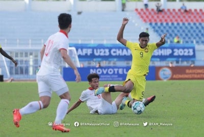 Alif Ikmalrizal (kanan) diasak pemain Vietnam ketika aksi separuh akhir Kejuaraan B-23 AFF 2023 di Stadium Rayong Provincial, Thailand pada Khamis. - Foto Football Association of Malaysia