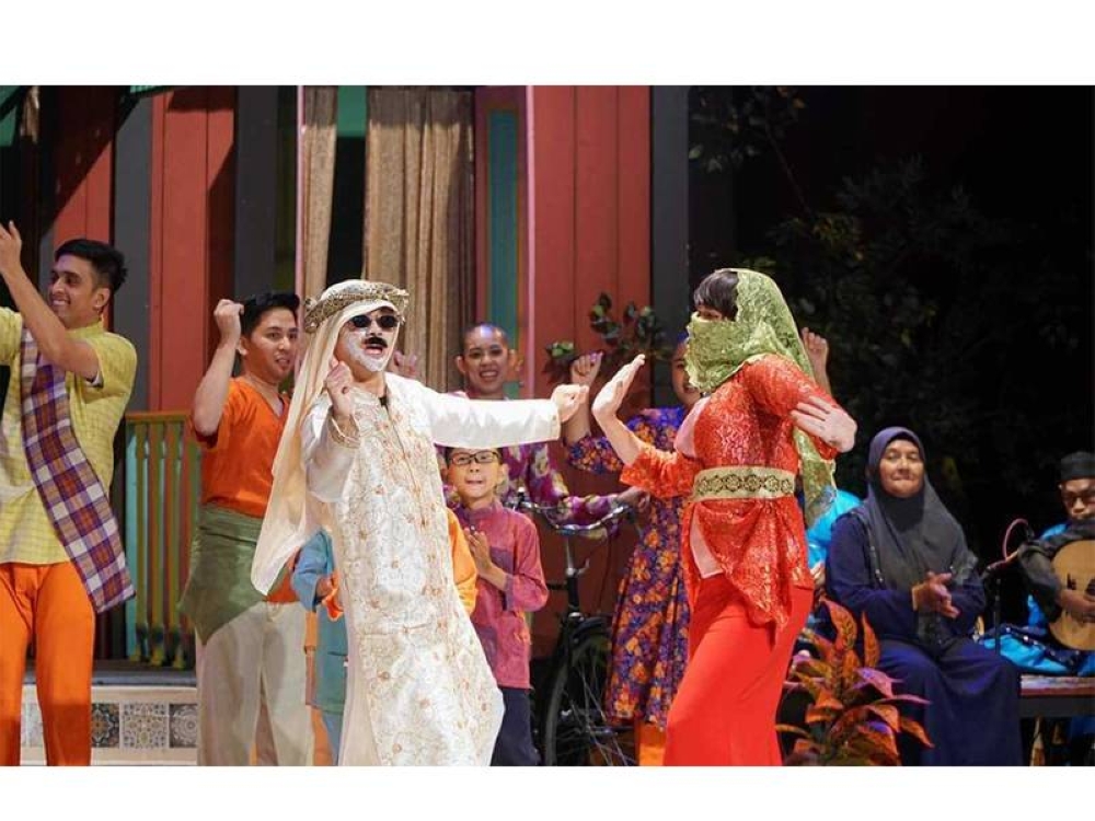 Aksi persembahan Pertubuhan Seni Warisan Gambus Padang Changkat.