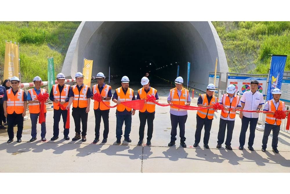 Mohd Zuki (tengah) menyempurnakan upacara memotong reben sebagai gimik perasmian Majlis Penembusan Terowong Ke-24 Projek ECRL,Terowong Kampung Gedung Siam 3 di sini pada Jumaat.