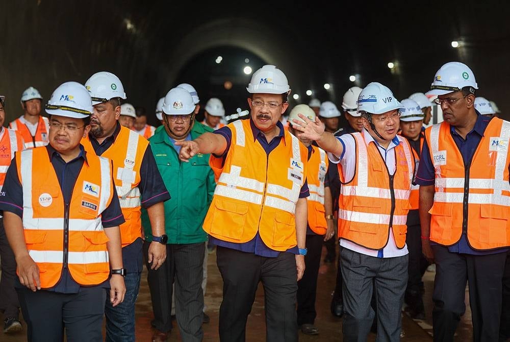 Pengerusi Malaysia Rail Link Sdn Bhd (MRL), Tan Sri Mohd Zuki Ali (tengah) meninjau Terowong Kampung Gedung Siam 3 Projek Laluan Rel Pantai Timur (ECRL) pada majlis penembusan terowong tersebut hari ini.