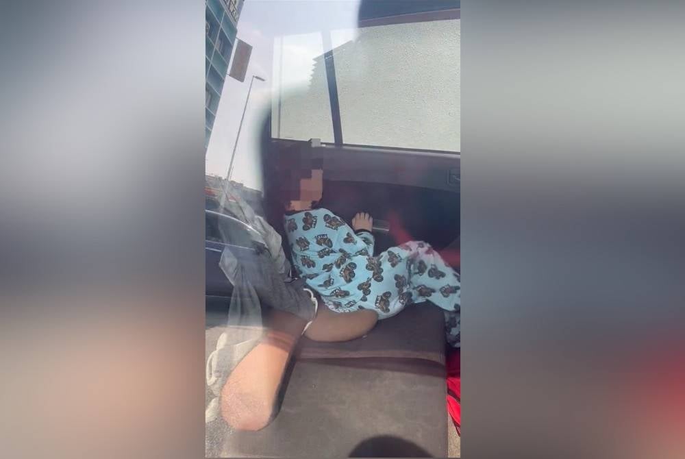 Tangkap layar video kanak-kanak yang didakwa ditinggalkan dalam kenderaan berkunci pada Khamis.