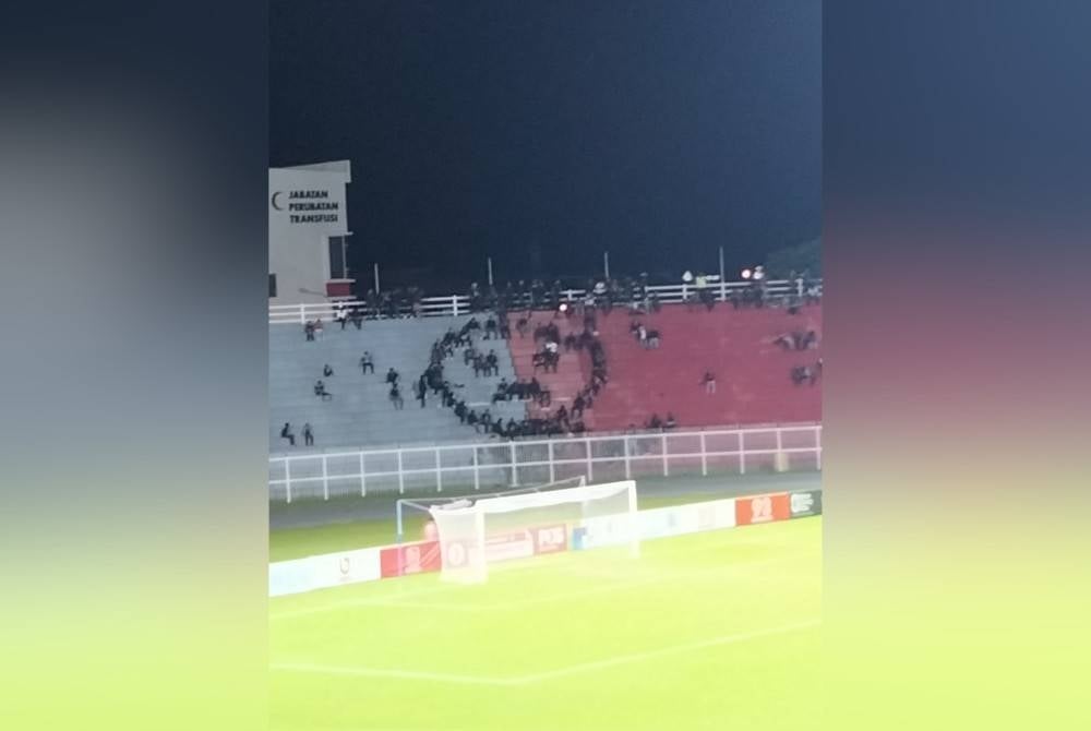 Gate H Boys membentuk formasi emoji sedih di tempat duduk penonton sambil menjerit 'Zam Bual'.