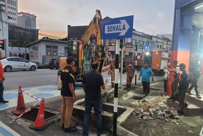 Seorang lelaki gelandangan ditemui mati dalam sebuah longkang di Jalan Sultanah, Batu Pahat pada Khamis.
