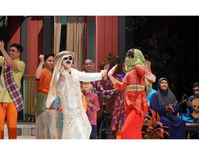 Aksi persembahan Pertubuhan Seni Warisan Gambus Padang Changkat.