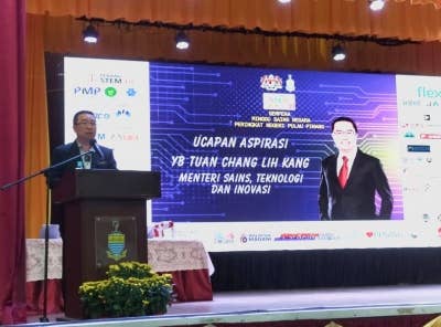 Lih Kang menyampaikan ucapan ketika Majlis Perasmian Stem Showcase '23 di Sekolah Menengah Persendirian Han Chiang pada Jumaat.