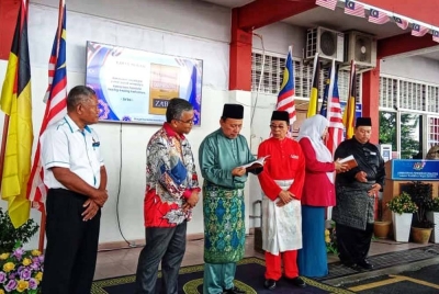 Ismail (tengah) ketika hadir merasmikan Gimik Pelancaran Paparan Wajah Merdeka Anak Noghori pada Jumaat.