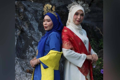 Dua sahabat Noordina Nordin, 45,(kiri) dan Norazlinda Md Rozali, 37, kelihatan ayu dan sopan memperagakan baju Kebaya Perlis yang menjadi identiti wanita negeri itu di Muzium Kota Kayang, pada Jumaat. - Foto Bernama