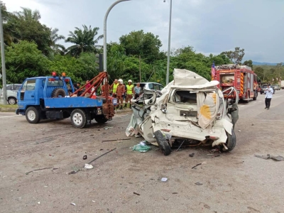 Nahas empat kenderaan di persimpangan lampu isyarat berhampiran Maktab Rendah Sains Mara (MRSM) Lenggong pada Jumaat yang mengorbankan seorang warga emas. Foto Ihsan pembaca