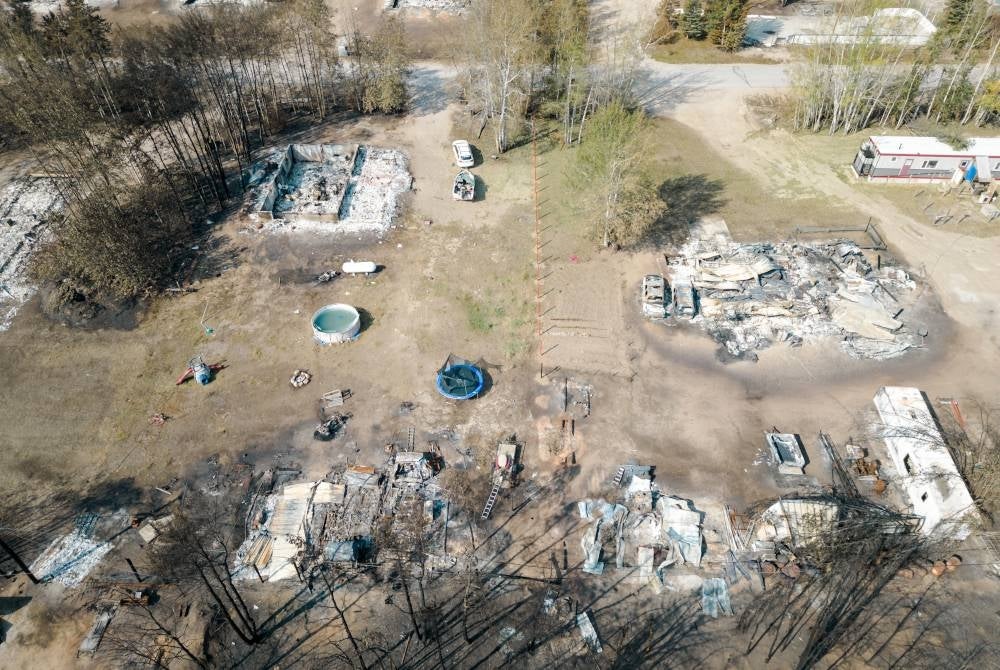 Struktur kediaman yang musnah teruk selepas api kembali marak di kawasan utara jauh Kanada.