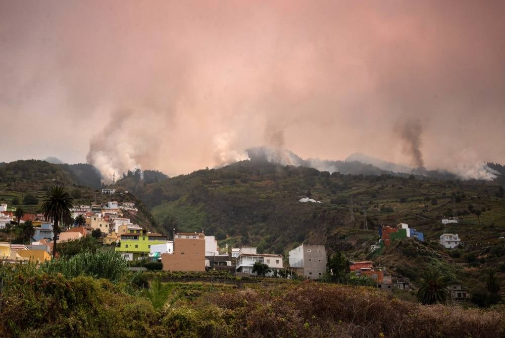 Lebih 26,000 penduduk di La Matanza, Pulau Tenerife di Kepulauan Canary terpaksa berpindah selepas api terus merebak.