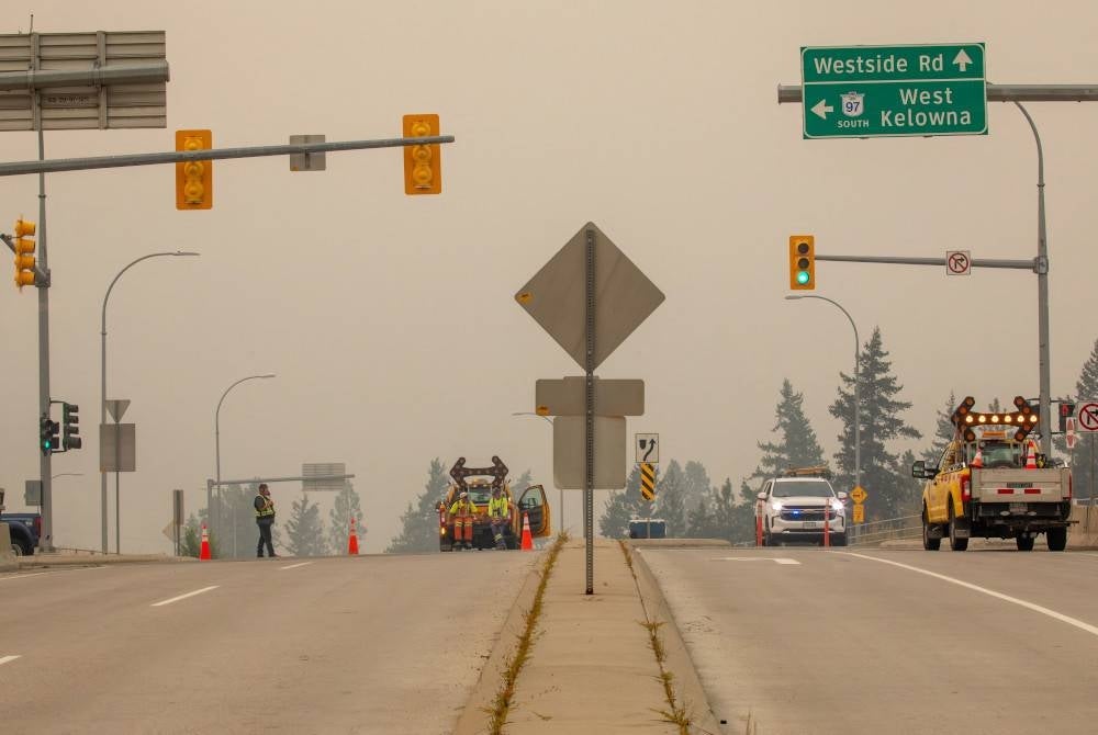 Pasukan penyelamat melakukan sekatan jalan raya di zon kebakaran hutan berhampiran Kelowna, British Colombia di Kanada yang kembali berdepan krisis itu pada awal minggu lalu.