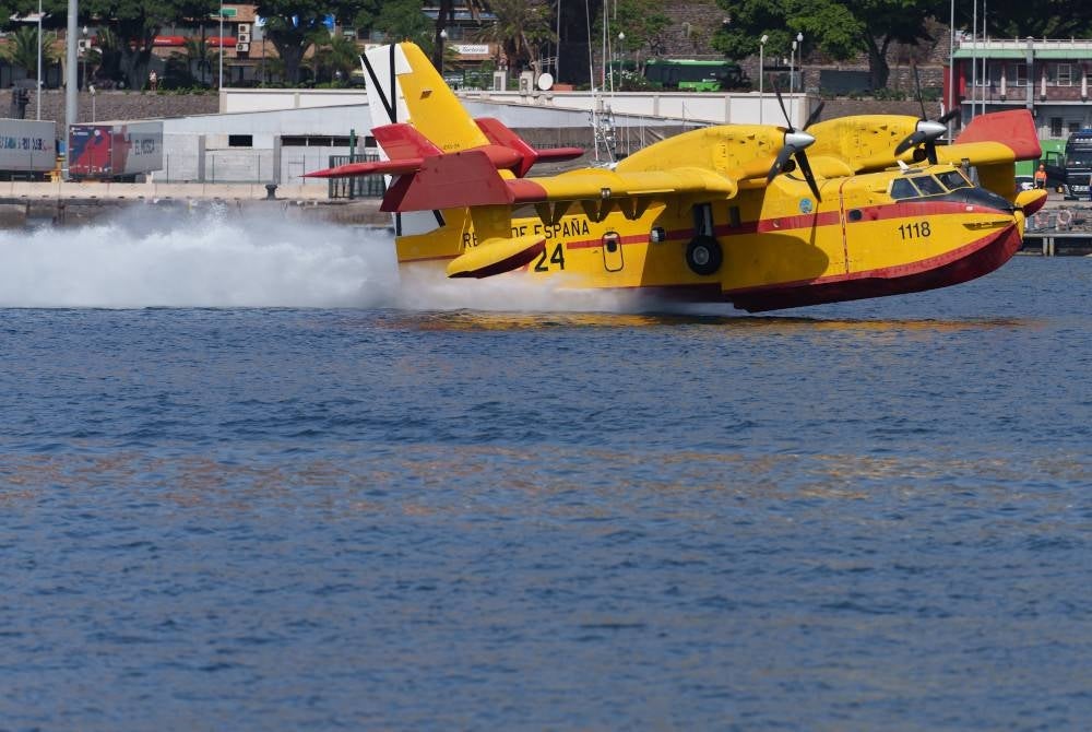 Pesawat hidro, Canadair mengambil bekalan air di pelabuhan Santa Cruz de Tenerife yang akan digunakan untuk memadamkan kebakaran di Pulau Tenerife di Kepulauan Canary, Sepanyol.