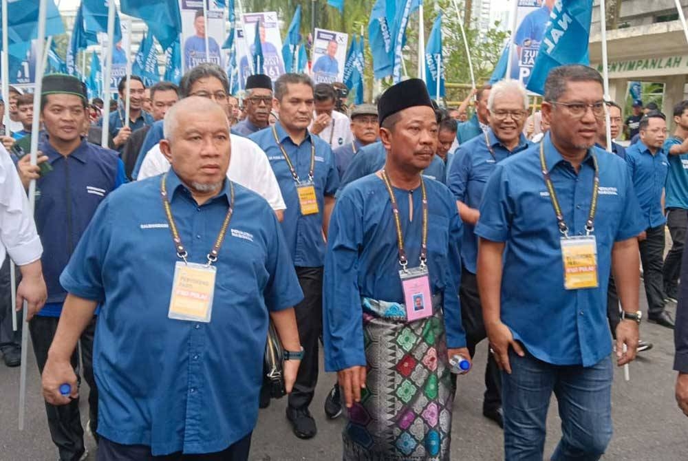 Zulkifli (tengah) tiba di pekarangan di Dewan Jubli Intan Sultan Ibrahim, Johor Bahru pada Sabtu.
