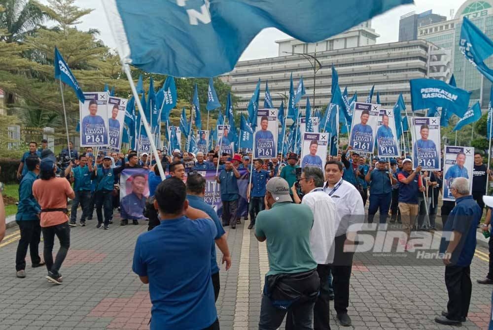 Penyokong PN yang berarak bersama calon parti mereka di luar Pusat Penamaan Calon di Dewan Jubli Intan Sultan Ibrahim Johor Bahru.