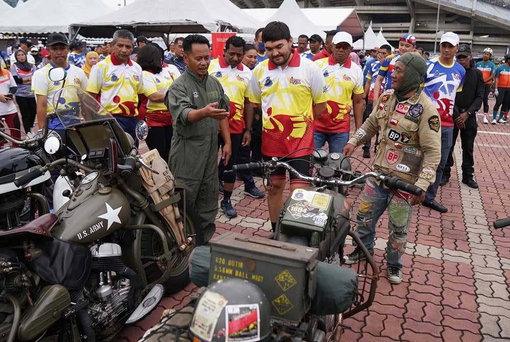 Raja Muda Selangor, Tengku Amir Shah Sultan Sharafuddin Idris Shah berkenan melihat motosikal antik yang turut dipamerkan dalam Karnival dan Kayuhan Merdeka Polis Selangor (Merdeka Ride) di perkarangan Stadium Shah Alam di sini pada Sabtu. - Foto: Rosli Talib