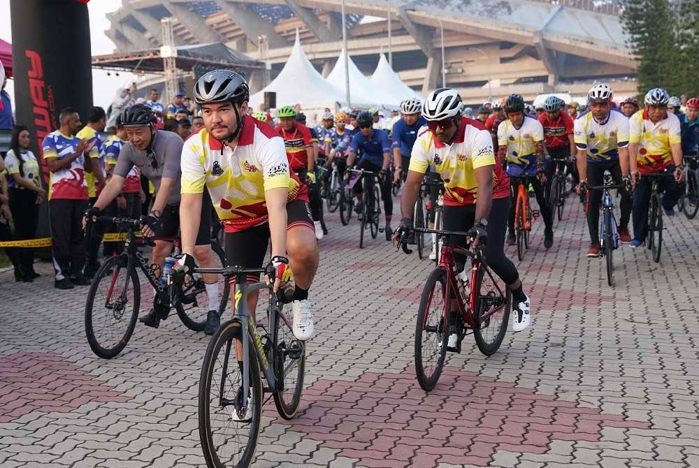 Raja Muda Selangor, Tengku Amir Shah Sultan Sharafuddin Idris Shah turut berkenan menyertai acara kayuhan dalam Karnival dan Kayuhan Merdeka Polis Selangor (Merdeka Ride) di perkarangan Stadium Shah Alam pada Sabtu. - Foto: Rosli Talib