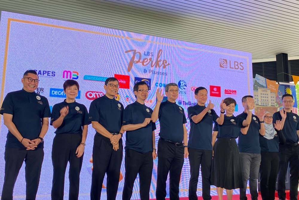 Hock San (tengah) dan Hock Guan (lima dari kanan) bergambar ketika Majlis Pelancaran LBS Perks and Plusses di Galeri Jualan KITA@Cybersouth, hari ini.