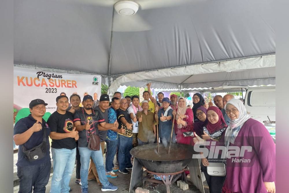 Rosliza Akma Zakaria (empat dari kanan) mengacau bubur asyura anjuran Persatuan Anak-Anak Terengganu di Selangor dan Wilayah Persekutuan (Pesat) di Kumpulan Karangkraf pada Sabtu.