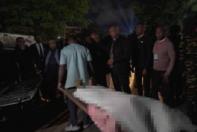Anggota paramedik mengangkat mayat mangsa rempuhan di Stadium Barea untuk dihantar ke hospital. - AFP