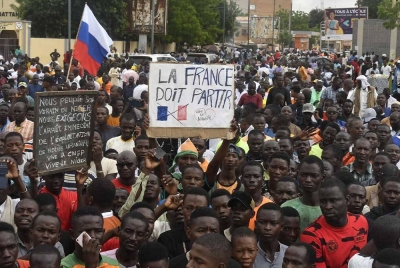 Tunjuk perasaan besar-besaran anti-Perancis diadakan di Niamey baru-baru ini. - Foto AFP