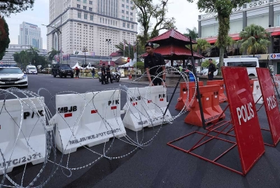 Anggota polis melakukan sekatan di sekitar Pusat Penamaan Calon PRK bagi Parlimen Pulai di Dewan Jubli Intan Sultan Ibrahim. - Foto Bernama