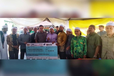 Saifuddin Nasution (lima dari kiri) bergambar bersama sebahagian ahli jawatankuasa Masjid Ar Raudhah Sungai Durian selepas Majlis Penyerahan 'Mock Cheque' Sumbangan bagi pembelian van jenazah kepada Masjid Ar Raudhah Sungai
Durian, Pokok Sena, di sini, pada Sabtu.