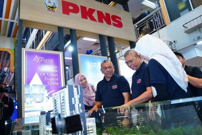 Suhaimi (dua dari kiri) diberi penerangan ketika melawat ruang pameran pada Majlis Pelancaran Home Buyer sempena Kempen Discover PKNS yang berlangsungkan di Kompleks PKNS pada Sabtu. - FOTO SINAR HARIAN / MOHD HALIM ABDUL WAHID