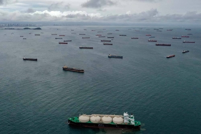 Pemandangan udara kapal kargo menunggu di pintu masuk Terusan Panama di Teluk Panama. Foto AFP