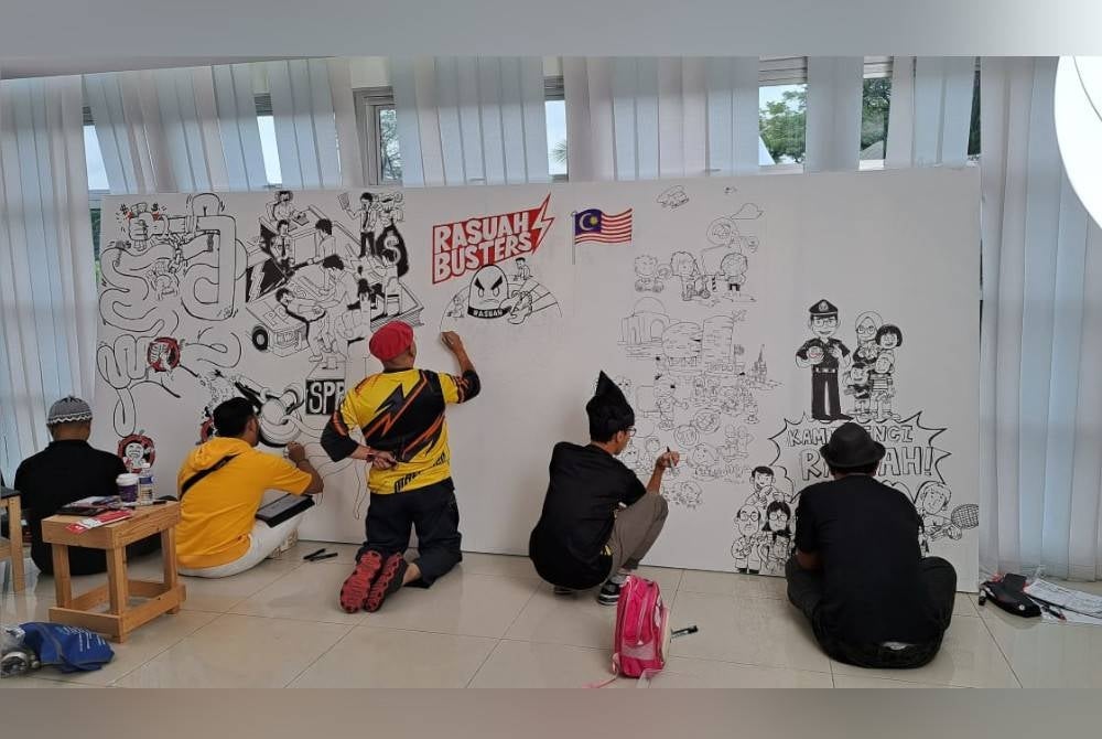 Pelukis tekun menyiapkan 'Giant Doodle' di Kompleks Kumpulan Karangkraf pada Sabtu.