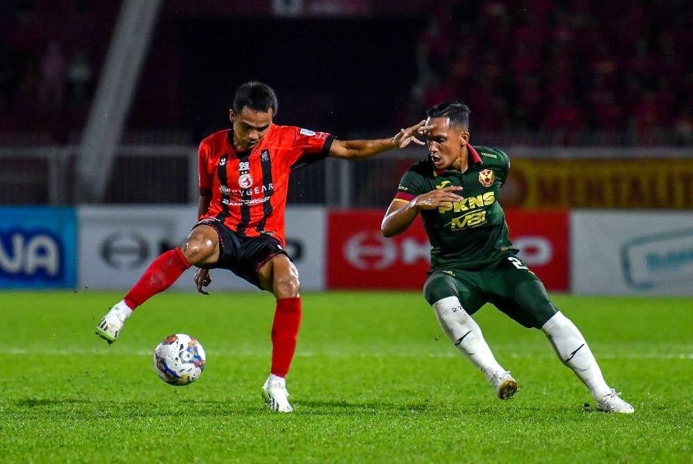 Pemain pasukan Kelantan FC Mohamad Khala'if Mohd Naskam (kiri) mengawal bola dari dirampas pemain pasukan Selangor FC Muhammad Fazly Mazlan (kanan) pada perlawanan Liga Super 2023 di Stadium Sultan Muhammad Ke-IV malam ini.
