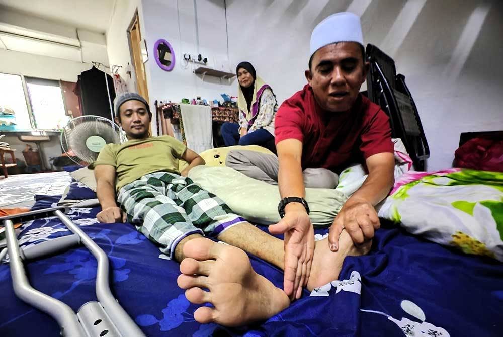 Zulkefle menunjukkan keadaan kaki kanan anaknya yang kini pendek dipercayai mengecut.