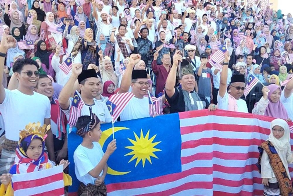 Warga UMK melaungkan 'merdeka' Pelancaran Bulan Kemerdekaan Peringkat UMK.